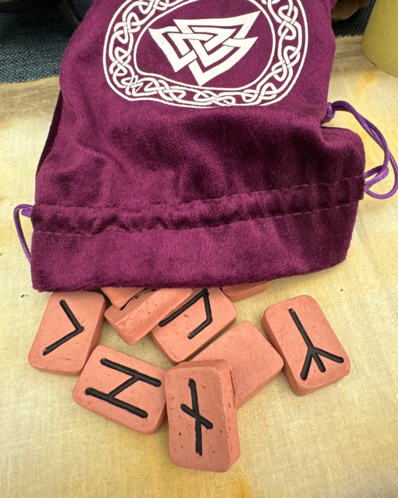 Kit Runas Arcilla · Soraya Amores · Escuela Kenaz